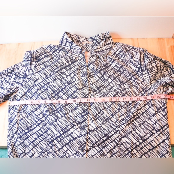 Chico’s Wrinkle-Resistant Black White Abstract Button-Front Shirt | Size 3 (XL) - Picture 8 of 13